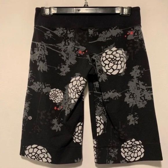 Lululemon Clam Digger Crops Logo RARE Flower Print Size M - Picture 7 of 7